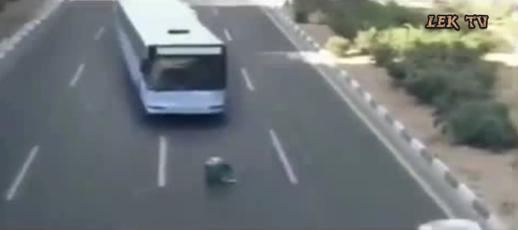 Avtomobillərin sürətlə getdiyi yolda şou göstərən adam.