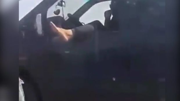 Sürətli yolda ayağını pəncərədən çıxartdı