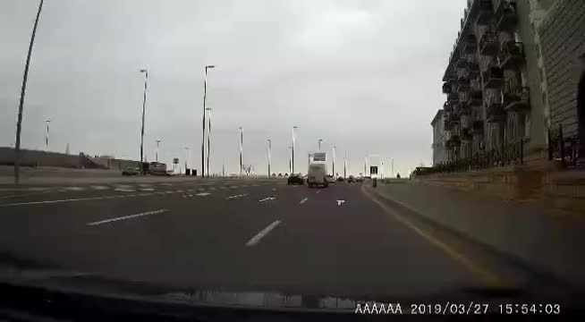 Bakıda piyada özünü maşına belə çırpdı – Ağlagəlməz üsul