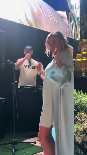 Azərbaycanlı aktrisa klubda gecə paltarında çılğın rəqs etdi 