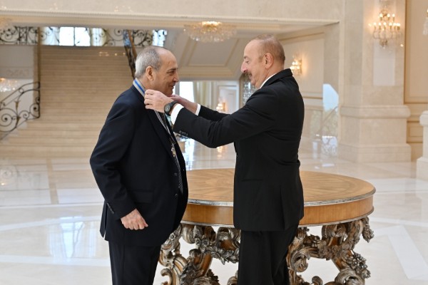 Prezident Rasim Balayevə “İstiqlal” ordenini təqdim edib
