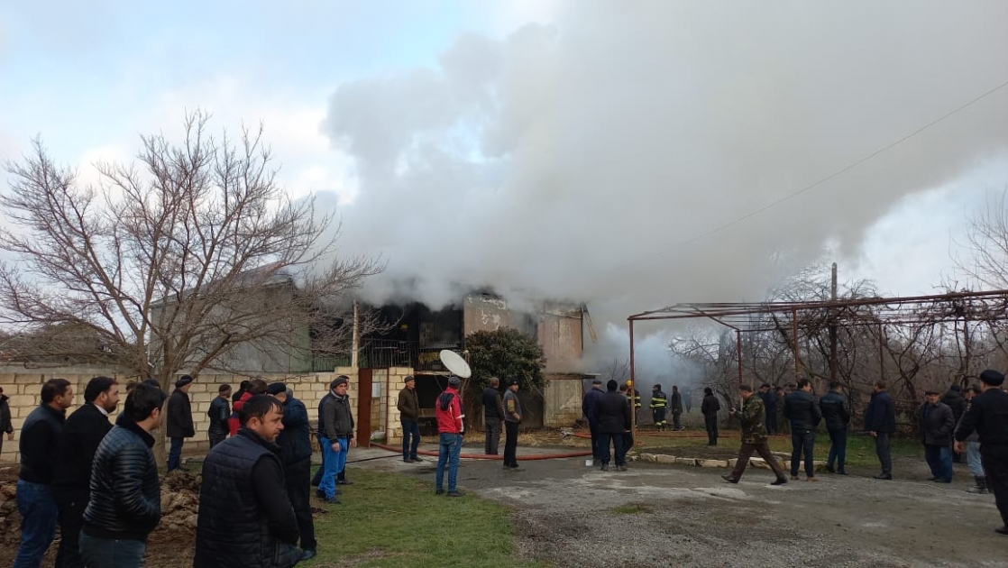 Ağdamda ev yanır