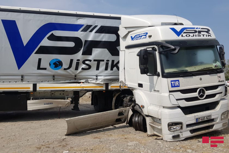 TIR yoldan çıxaraq kanala aşdı