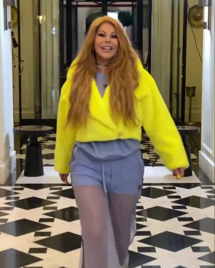 49 yaşlı Aygün Kazımova 