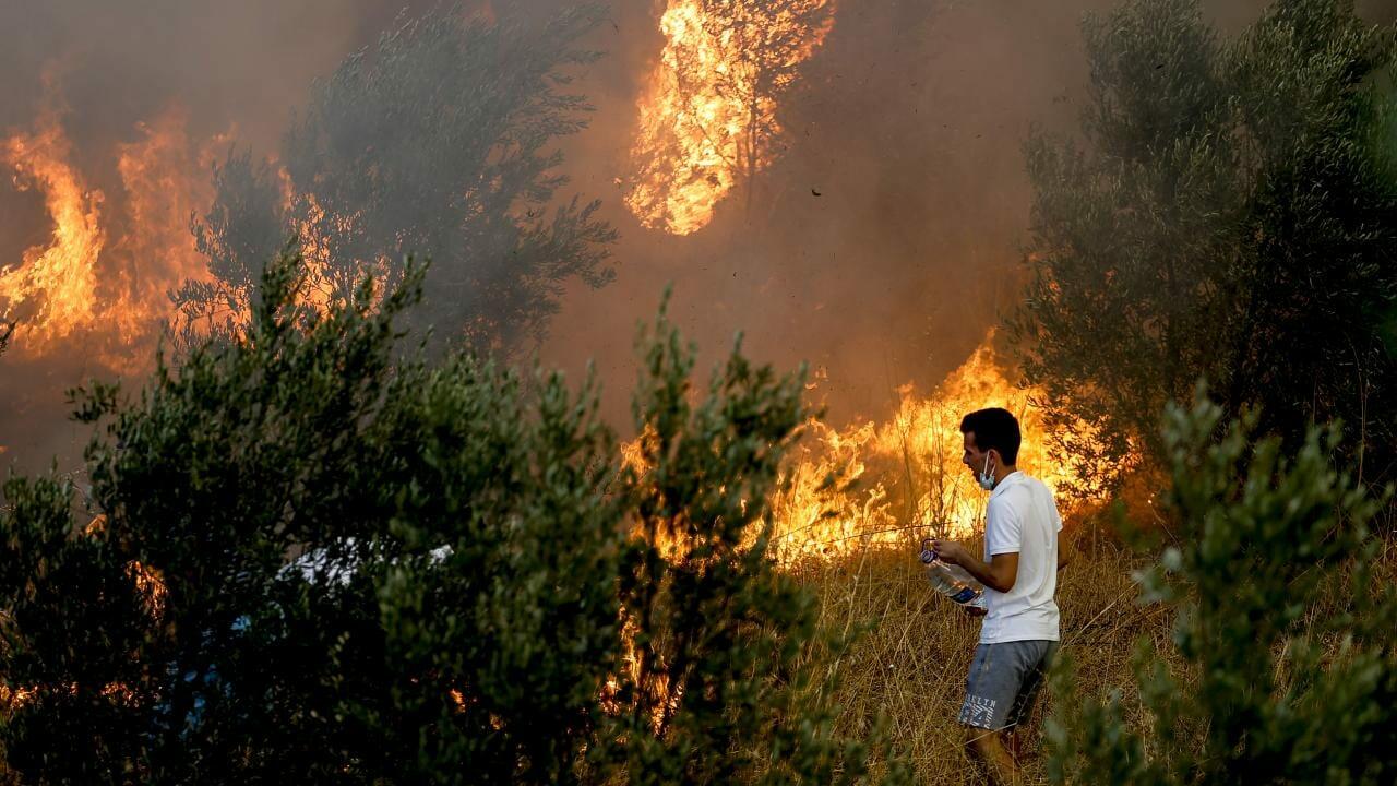 Türkiyədə meşə yanır, kəndlər təxliyə edilir 