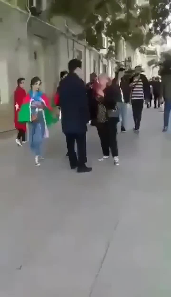 Prezidentin köməkçisi işə piyada gedir