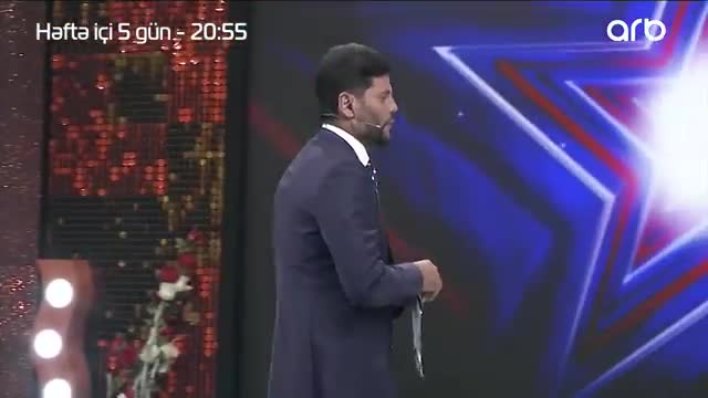 Zaur Kamal Hüseynin mikrafonunu bağlatdırdı 