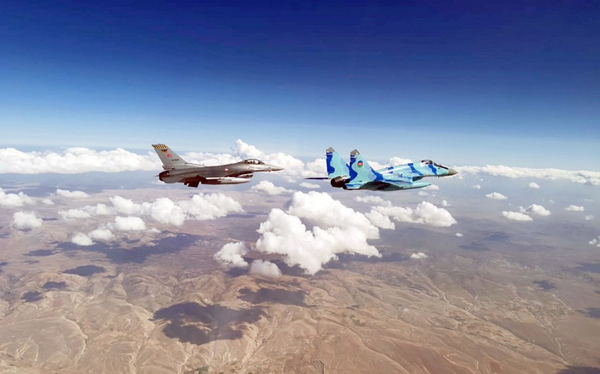 Azərbaycanın qırıcı təyyarələri şərti düşmənə zərbələr endirib 