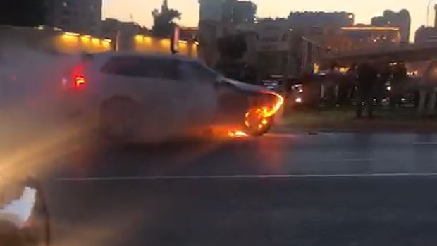 Bakıda maşın qəfildən alışdı