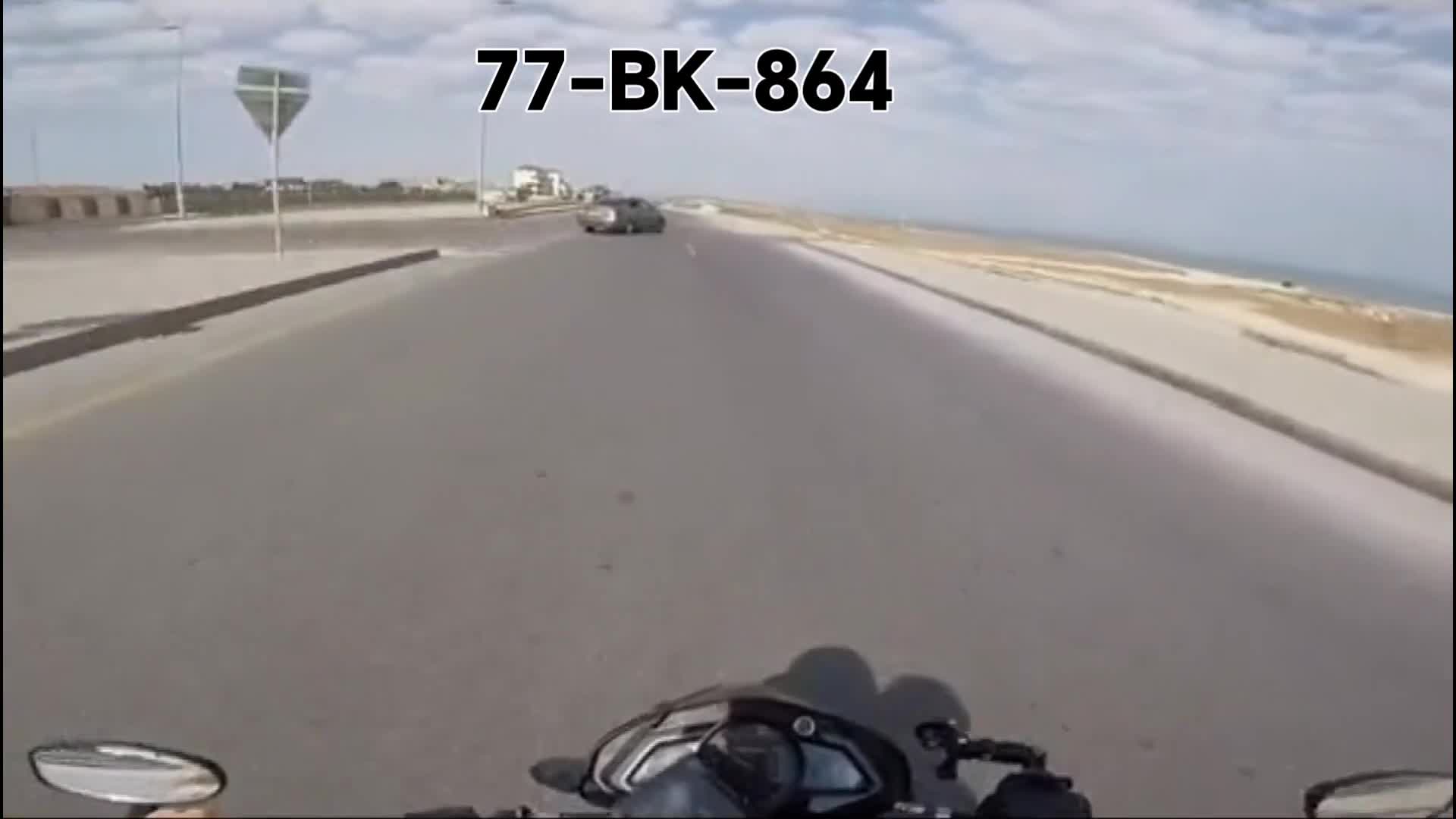 Geriyə dönən xanım sürücü motosiket sürücüsünə təhlükə yaratdı