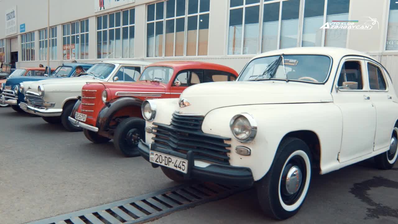 Gəncədə retro avtomobillərin sərgisi keçirilib